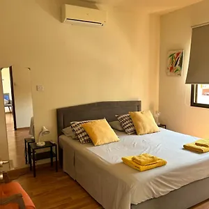Extremely Comfy With Spacious Private Terrace 10min Walk To The & In Town , Larnaca Chypre